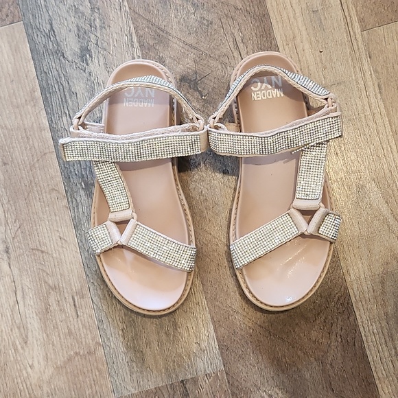 Sandals - Picture 1 of 6